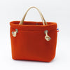 Sac Baby Flux orange avec anse beige taupe, design Samuel Coraux x Amwa & Co, porté en bandoulière