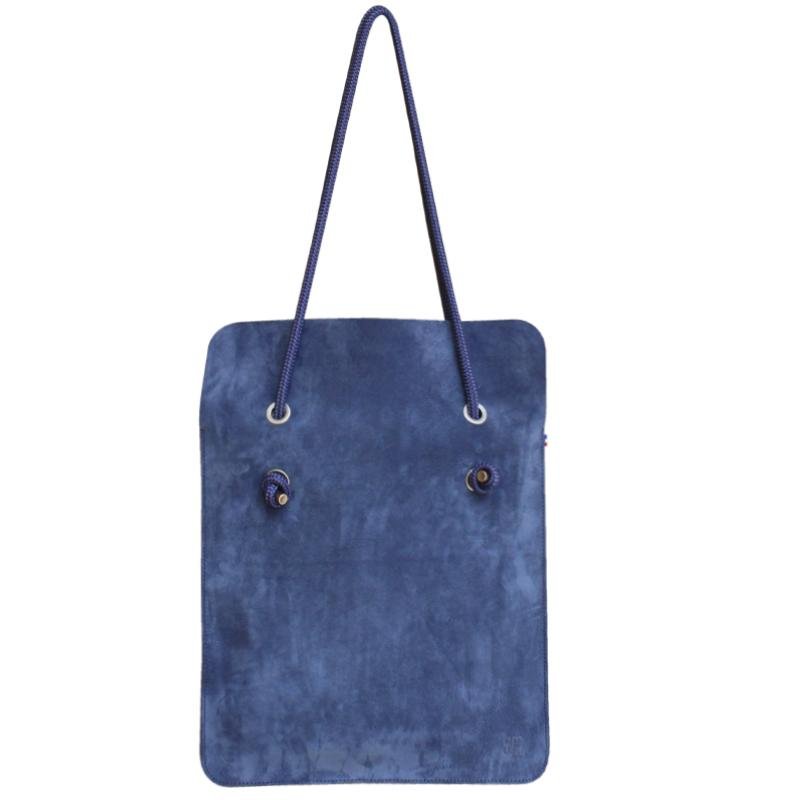 Sac Divine en cuir français porté en bandoulière, totebag modulable 4-en-1, made in France.