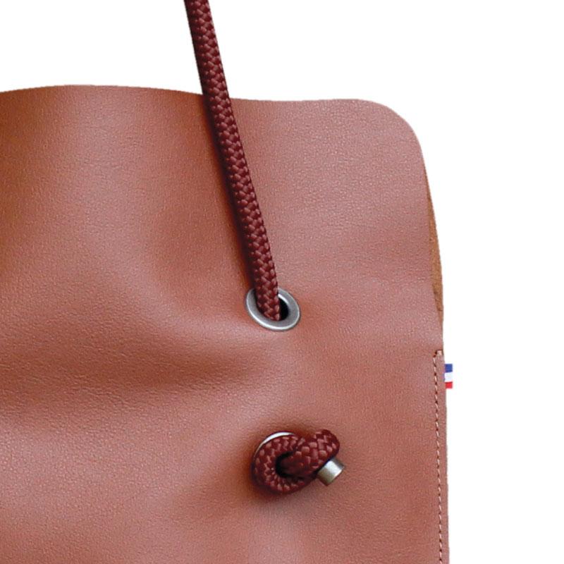 Sac Divine cuir français porté en sac à dos, sac modulable et évolutif, pratique au quotidien.