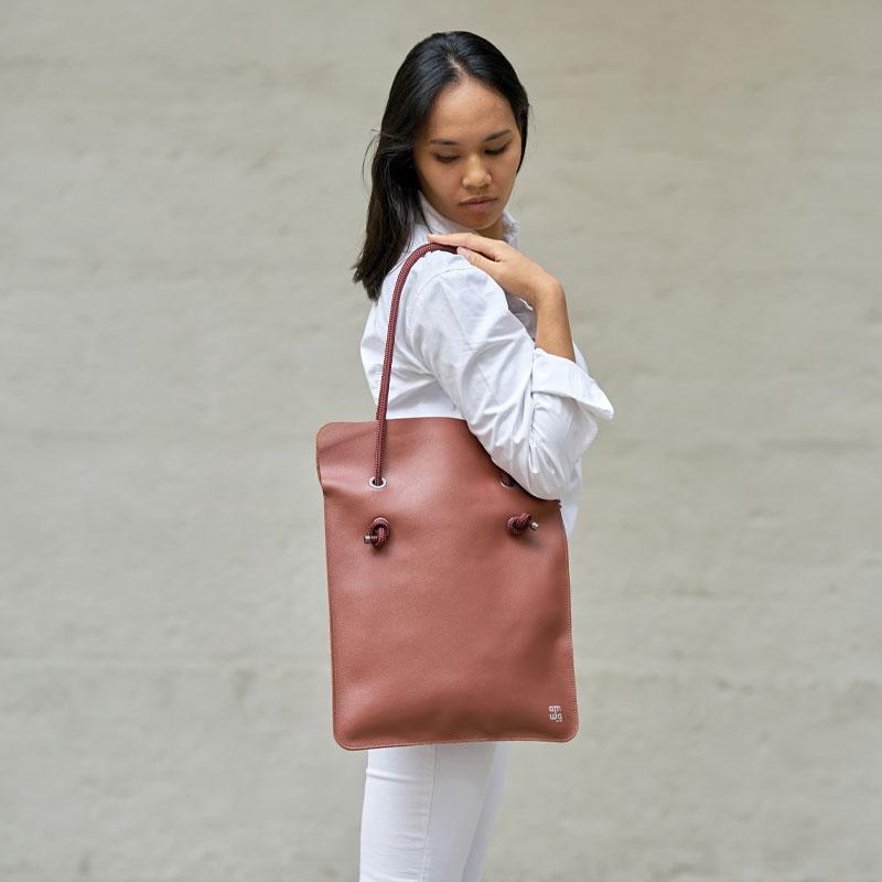 Sac Divine en cuir français, format A4 et ordinateur 13 pouces, élégant et pratique.