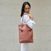 Sac Divine en cuir français, format A4 et ordinateur 13 pouces, élégant et pratique.