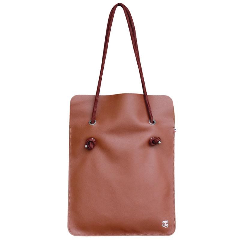 Sac Divine en cuir français porté en bandoulière, totebag modulable 4-en-1, made in France.