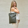 Sac Divine cuir français porté à l’épaule, totebag modulable et personnalisable.