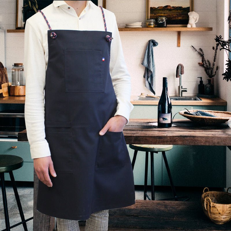 Tablier japonais marine porté par un homme, multipoches, fabrication française.