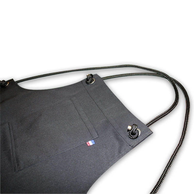 Tablier japonais noir avec poches pratiques pour accessoires, téléphone et torchon.