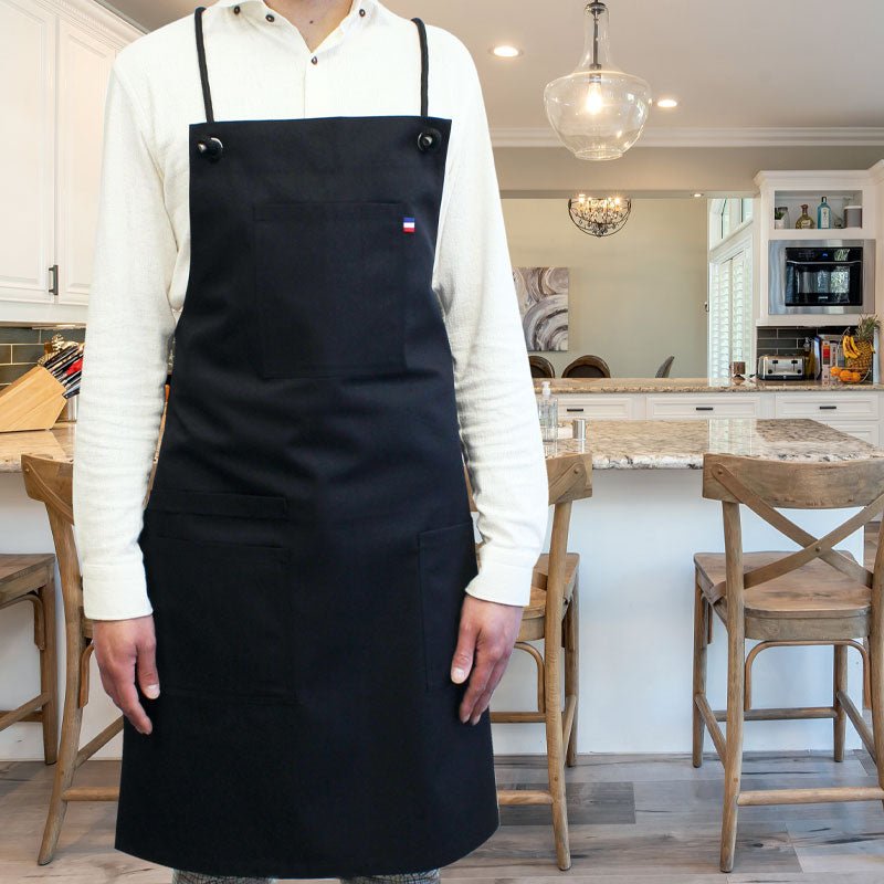 Tablier japonais noir porté par un homme, pratique pour cuisine, barbecue et bricolage.