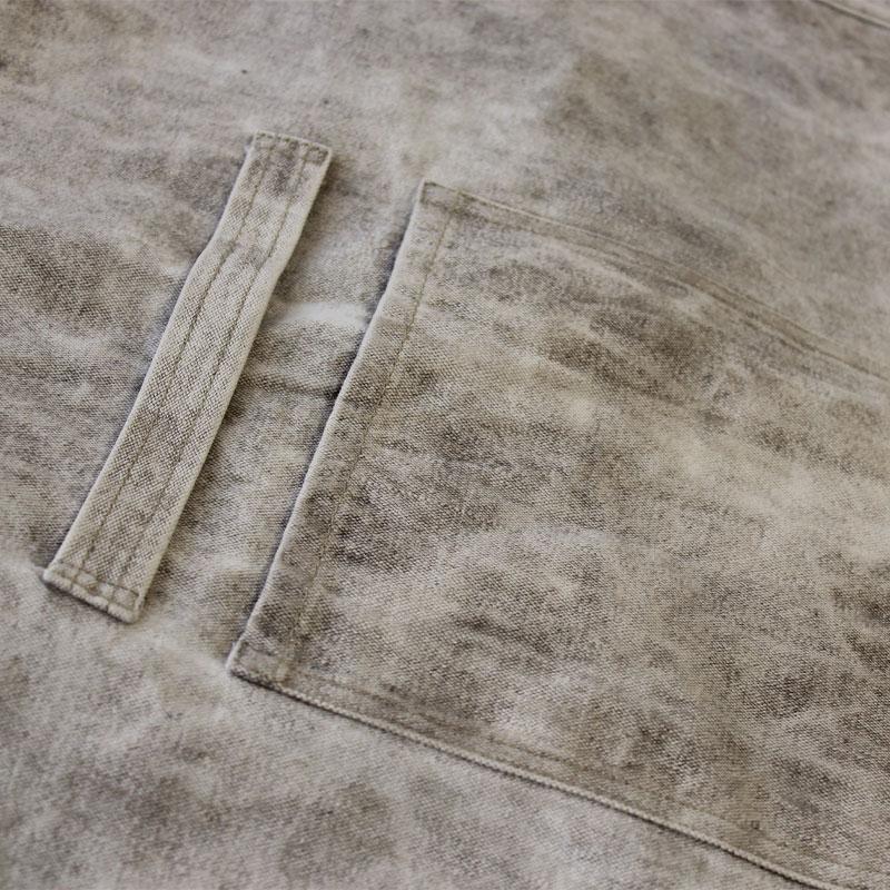 Tablier japonais en toile recyclée effet marbre, vue du porte torchon et pochon