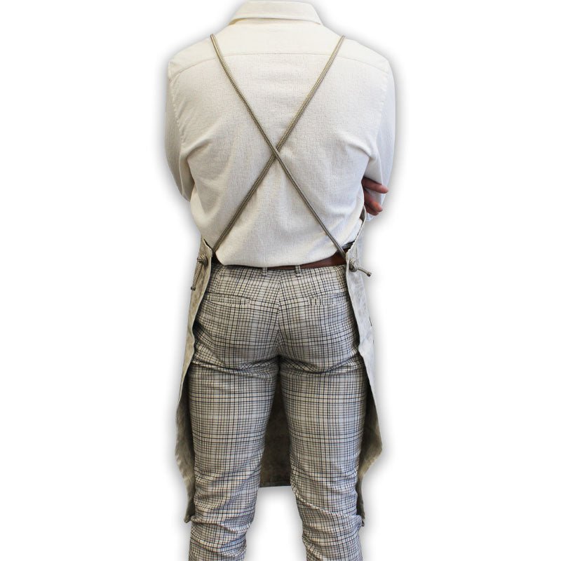 Tablier japonais en toile recyclée effet marbre, porté par un homme, pratique pour cuisine, vue de dos pour le croisé des cordages