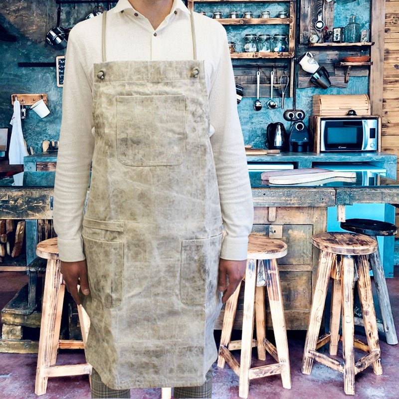 Tablier japonais en toile recyclée effet marbre, porté par un homme, pratique pour cuisine, barbecue et bricolage.